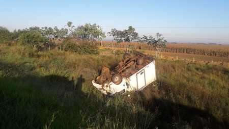 Ap&oacute;s capotagem, caminh&atilde;o ba&uacute; &eacute; encontrado &agrave;s margens de rodovia