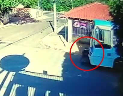 Vídeo mostra momento que cadeirante atravessa rua e morre atropelado por ônibus
