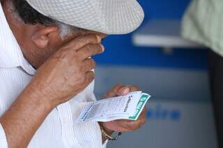 Apostador conferindo os números da sorte. (Foto: Marcos Maluf)