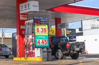 Preço da gasolina e etanol em posto da Av. Fernando Corrêa da Costa hoje. (Foto: Paulo Francis)
