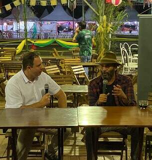 À esquerda, jornalista Ginez Cesar ao lado do cantor Almir Sater. (Foto: Samuel Isidoro)