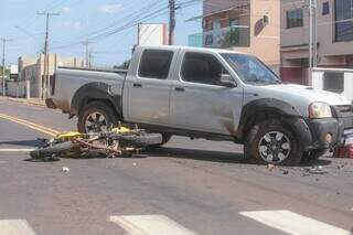  Motociclista atinge lateral de camionete que fazia convers&atilde;o em avenida