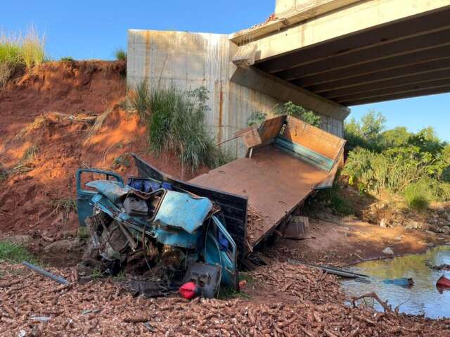 Motorista perde controle da direção e caminhão fica destruído ao cair de ponte