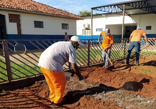 Horta instalada por detentos alimenta alunos e fam&iacute;lias carentes em Jardim