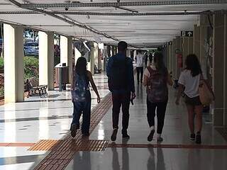 Estudantes em um dos corredores da UFMS em Campo Grande. (Foto: Cleber Gelio | Arquivo)