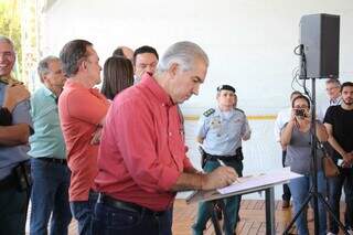 Governador assinou seis decretos autorizando a abertura dos concursos públicos. (Foto: Chico Ribeiro/Divulgação)