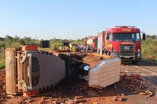 Máquina que pavimentava a pista da ponte ficou tombada após batida. (Foto: Jornal da Nova)