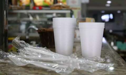 Passar um dia sem usar plásticos seria improvável para 57% dos leitores