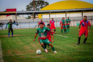 Lance da 18ª edição da Copa Assomasul de futebol disputado no interior do Estado (Foto: Divulgação)