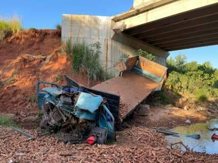 Motorista perde controle da direção e caminhão fica destruído ao cair de ponte