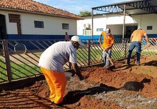 Detentos instalando a horta no município de Jardim (Foto: Divulgação/Governo do Estado)