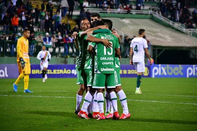 Jogando em casa, Chapecoense vence o Sampaio Corr&ecirc;a por 3 a 1