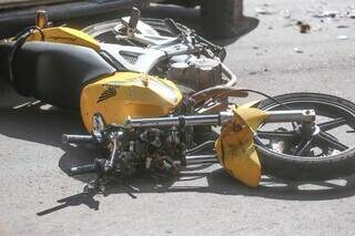  Motociclista atinge lateral de camionete que fazia convers&atilde;o em avenida
