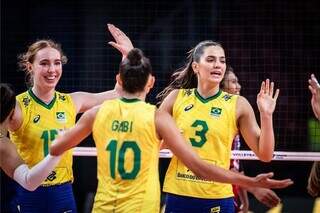 Meninas do Brasil comemoram ponto sobre a Tailândia (Foto: CBV)