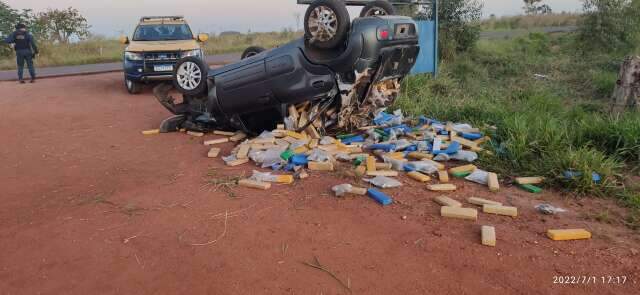 Durante fuga, traficante capota carro com mais de meia tonelada de maconha 