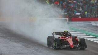 Carlos Sainz durante volta rápida na chuva (Foto: Divulgação)
