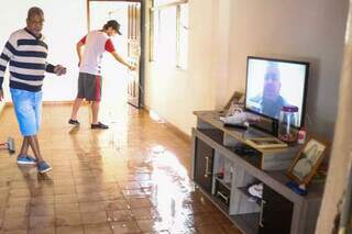 Com ajuda do genro, Adão lavou a casa na manhã deste sábado (Foto: Henrique Kawaminami)