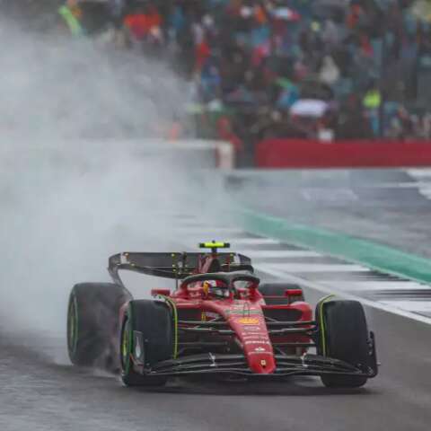 Na chuva, Carlos Sainz conquista a pole position no GP da Inglaterra