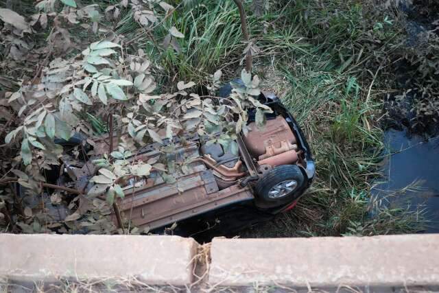 Carro cai de ponte no assentamento Santa Mônica e mata músico de 39 anos