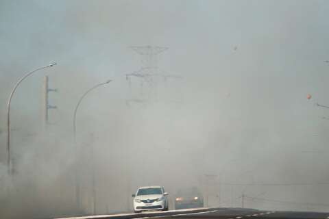 Fumaça de vegetação queimada toma conta de rodovia na saída para Três Lagoas