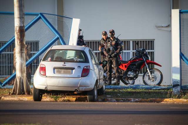 Motorista derruba grade de prote&ccedil;&atilde;o da UFMS e abandona ve&iacute;culo