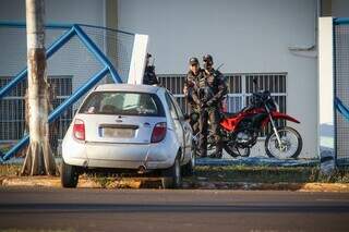 Ford Ka derrubou e entortou grades de proteção da UFMS. (Foto: Henrique Kawaminami)