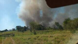 Imagem enviada ao Campo Grande News mostra incêndio que teria sido provocado pela queda. (Foto: Direto das Ruas)