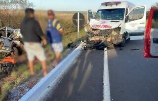 Fiat Uno e ambulância destruídos após batida em rodovia (Foto: MS Todo Dia)