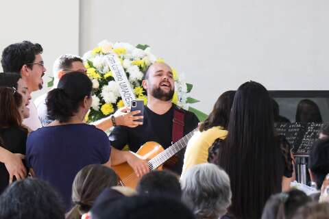 Sob louvor e oração, músico é velado em igreja: “Era carismático e amoroso”