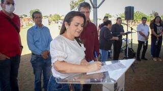 Prefeita Adriane Lopes assina ordem de serviço (Foto: PMCG)