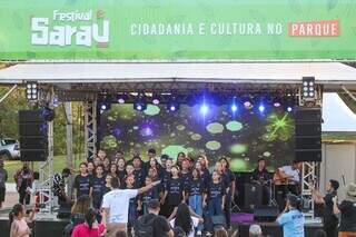Coral Vozes da Periferia cantou músicas populares brasileiras. (Foto: Henrique Kawaminami)