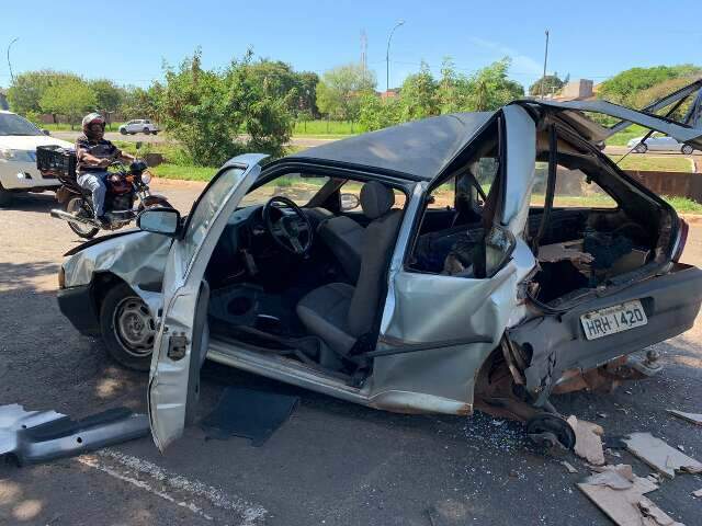 Carro perde roda no meio da rua e fica destru&iacute;do ao ser atingido por caminh&atilde;o