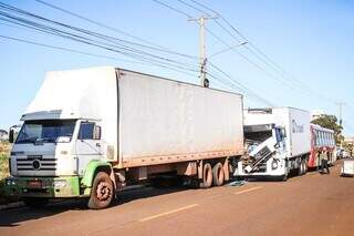 Engavetamento envolveu três veículos, dois caminhões e um ônibus (Foto: Henrique Kawaminami)