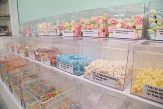 Diversidade de balas e marshmallows vendido a granel. (Foto: Kísie Ainoã)