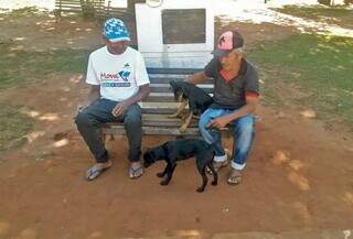 Trechero e seu tutor, Joel Aparecido Jesuino, junto a cadela Luizi e outro abrigado na Uaifa I, que prefere não informar o nome. (Foto: Divulgação/SAS)