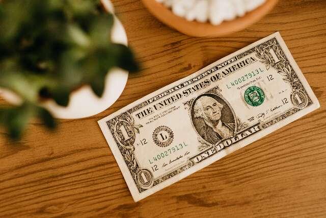 D&oacute;lar fecha praticamente est&aacute;vel em dia de feriado nos Estados Unidos