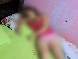 Na cama, marcas de sangue; na parede, vestígio de um dos tiros disparados contra Silvana. (Foto: Direto das Ruas)