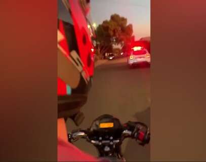 Rapaz empina moto ao lado de viatura e posta afronta nas redes sociais