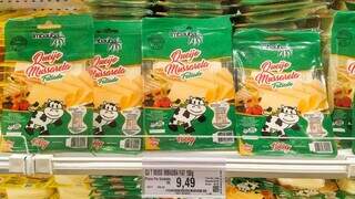 Embalagens de queijo mussarela, em mercado na Capital; preço ao produtor subiu cerca de 18%. (Foto: Henrique Kawaminami)