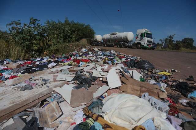 Roupas e cal&ccedil;ados descartados atraem &quot;garimpeiros&quot; de pe&ccedil;as em bom estado