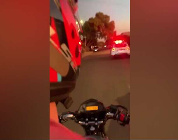 Condutor empina moto ao lado de viatura e posta nas redes sociais