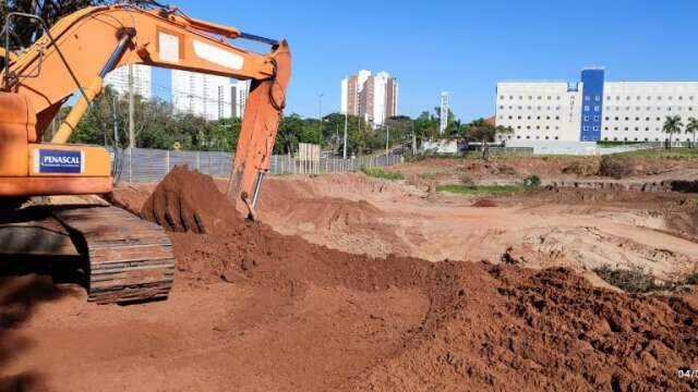 Contra enchentes, come&ccedil;a obra de piscin&atilde;o nos altos da avenida Mato Grosso