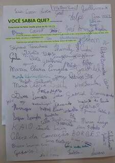 Além do texto, cada aluno assinou a folha com a própria letrinha e o primeiro nome.