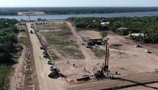 Gigantes, m&aacute;quinas entram em a&ccedil;&atilde;o na parte &ldquo;bruta&rdquo; de ponte entre MS e Paraguai