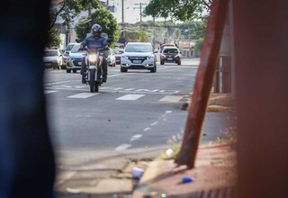 Motorcyclist riding in an exclusive bus lane (Photo: Henrique Kawaminami)