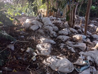 Sacos de sal espalhados na região de mata (Foto: Divulgação/PMA)