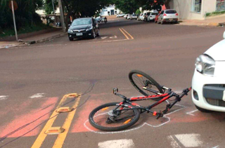 Foto tirada no dia em que ocorreu acidente envolvendo o ciclista e o carro, a serviço do município. (Foto: reprodução / processo) 
