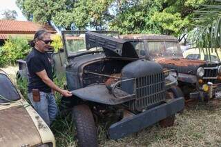 Piloto mostra o carro mais antigo da coleção, a Dodge QT. (Foto: Paulo Francis)
