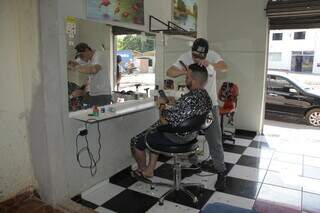 Leandro é barbeiro há 5 anos e decidiu recomeçar a vida em Campo Grande. (Foto: Alex Machado)