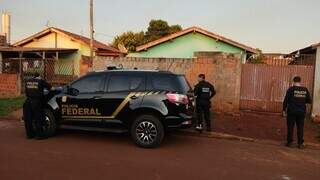Agentes da PF em um dos endereços onde foram cumpridos mandados em Dourados (Foto: Divulgação)